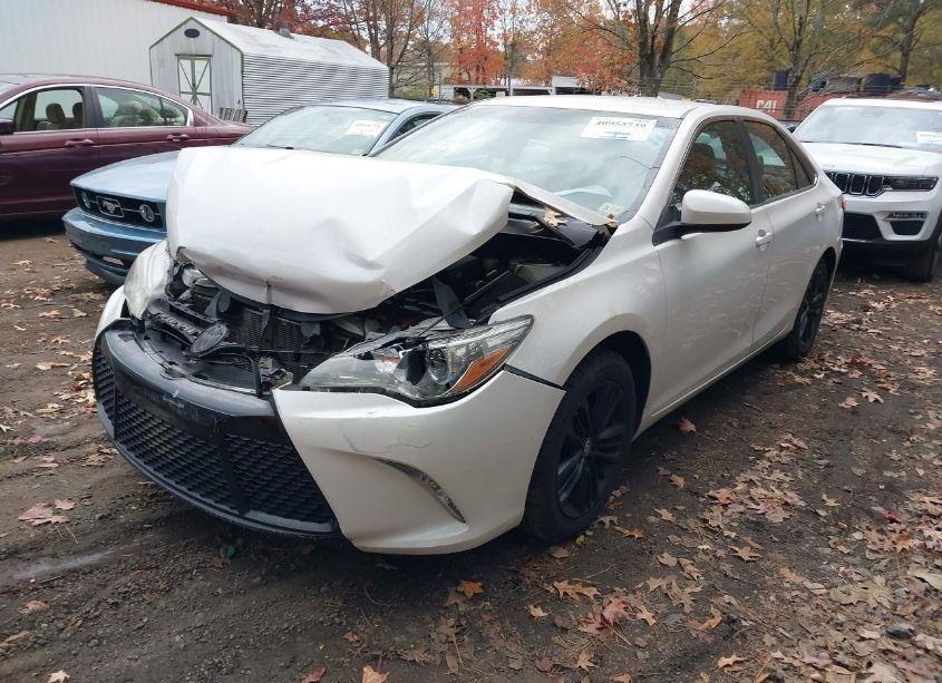 Photo 2 of 2015 Toyota Camry SE (VIN 4T1BF1FK5FU056082)