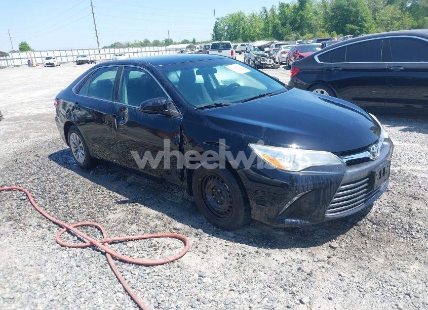 2015 Toyota Camry LE (VIN 4T1BF1FK5FU063680) main photo