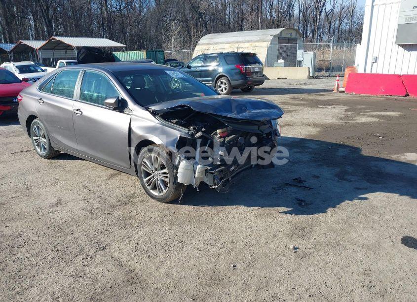 2015 Toyota Camry SE (VIN 4T1BF1FK5FU064697) main photo