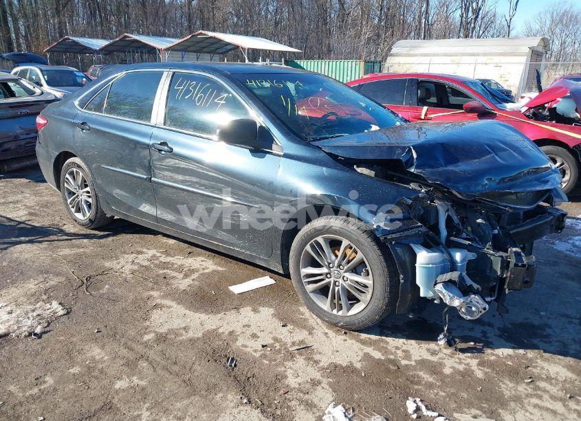 2015 Toyota Camry SE (VIN 4T1BF1FK5FU113770) main photo