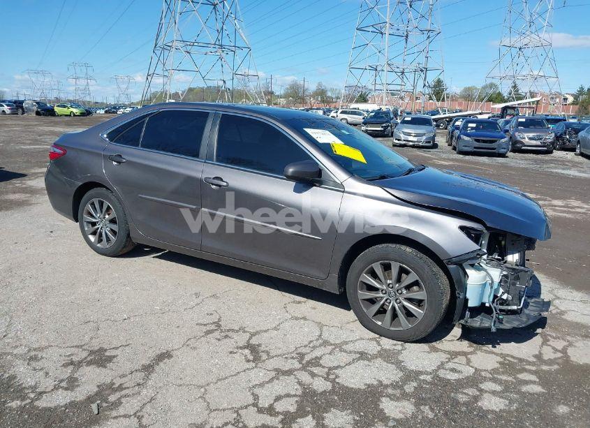2015 Toyota Camry XLE (VIN 4T1BF1FK5FU877473) main photo