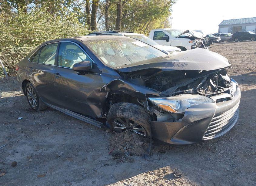 2015 Toyota Camry XLE (VIN 4T1BF1FK5FU884696) main photo