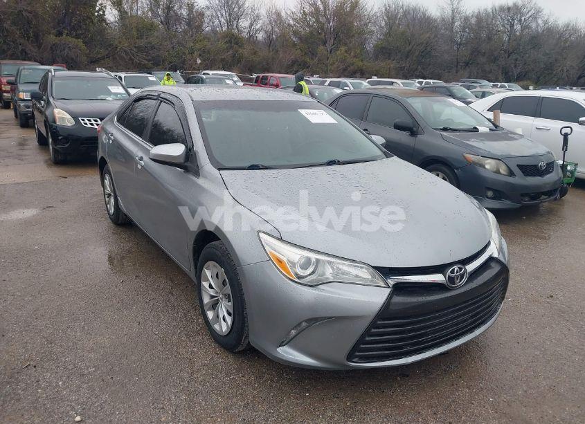 2015 Toyota Camry LE (VIN 4T1BF1FK5FU885296) main photo