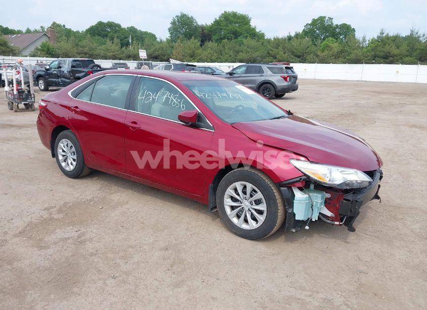 2015 Toyota Camry LE (VIN 4T1BF1FK5FU893222) main photo