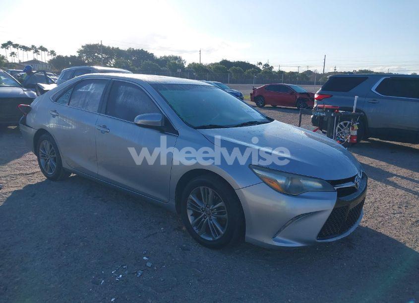 2015 Toyota Camry SE (VIN 4T1BF1FK5FU897304) main photo