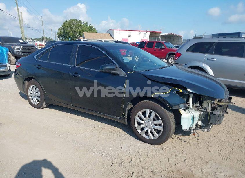 2015 Toyota Camry LE (VIN 4T1BF1FK5FU923836) main photo