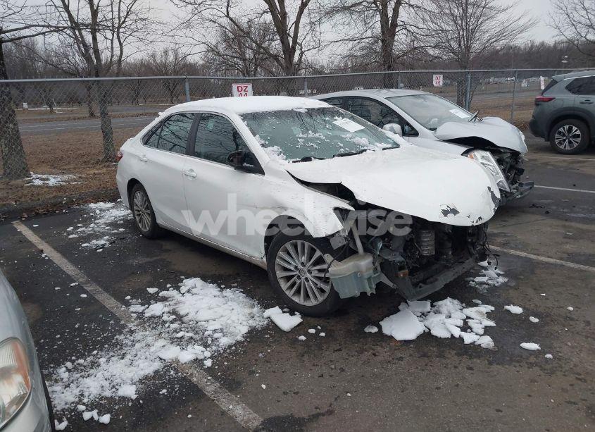 2015 Toyota Camry SE (VIN 4T1BF1FK5FU961194) main photo