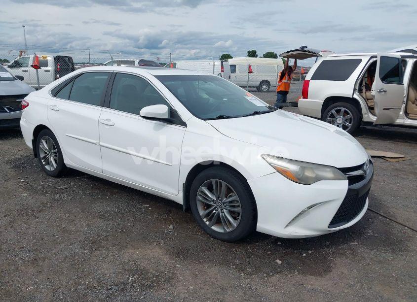 2016 Toyota Camry SE (VIN 4T1BF1FK5GU163599) main photo