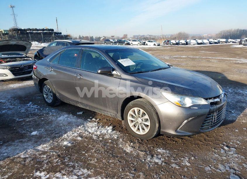 2016 Toyota Camry LE (VIN 4T1BF1FK5GU526094) main photo