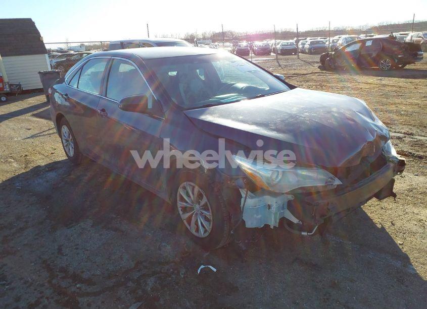 2016 Toyota Camry LE (VIN 4T1BF1FK5GU585744) main photo