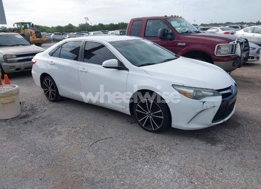 2017 Toyota Camry SE (VIN 4T1BF1FK5HU344817) main photo