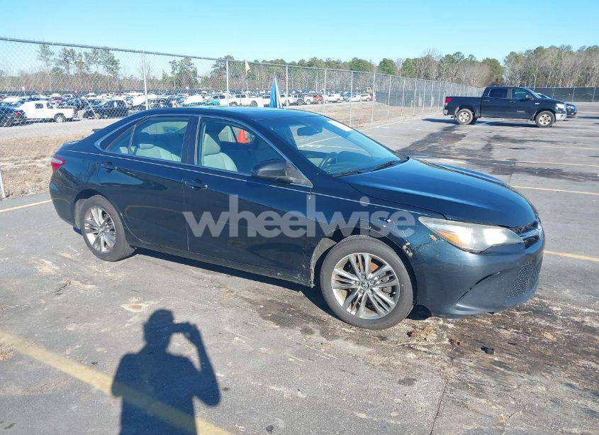 2017 Toyota Camry SE (VIN 4T1BF1FK5HU372164) main photo