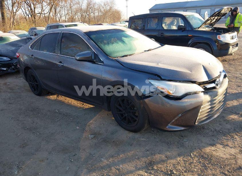 2017 Toyota Camry LE (VIN 4T1BF1FK5HU453228) main photo