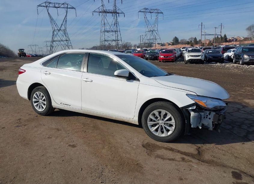 2017 Toyota Camry LE (VIN 4T1BF1FK5HU732677) main photo