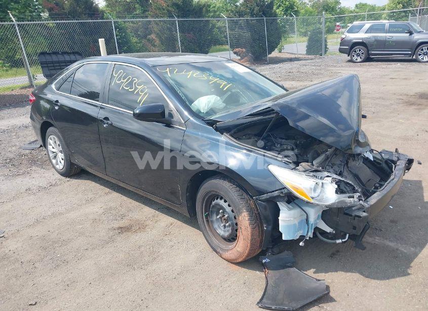 2017 Toyota Camry LE (VIN 4T1BF1FK5HU737121) main photo