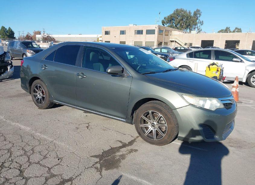 2013 Toyota Camry LE (VIN 4T1BF1FK6DU641556) main photo