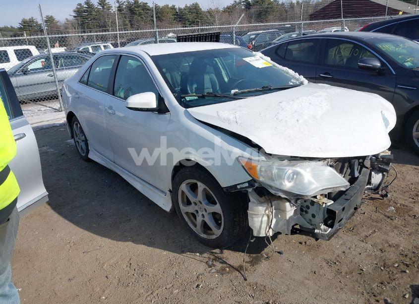 2014 Toyota Camry SE (VIN 4T1BF1FK6EU326192) main photo