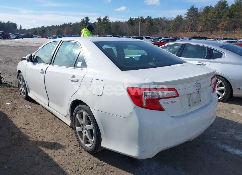 Photo 3 of 2014 Toyota Camry SE (VIN 4T1BF1FK6EU326192)