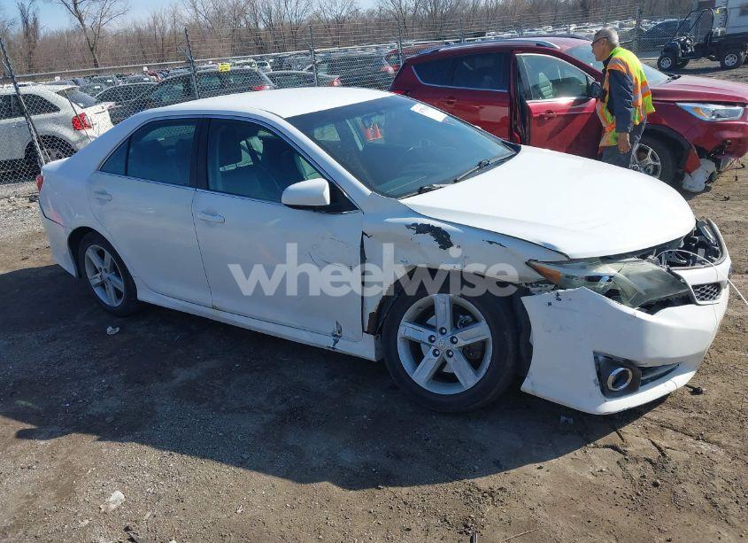 2014 Toyota Camry SE (VIN 4T1BF1FK6EU334034) main photo