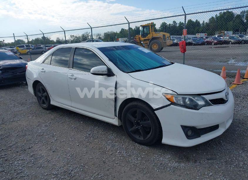 2014 Toyota Camry SE (VIN 4T1BF1FK6EU334714) main photo