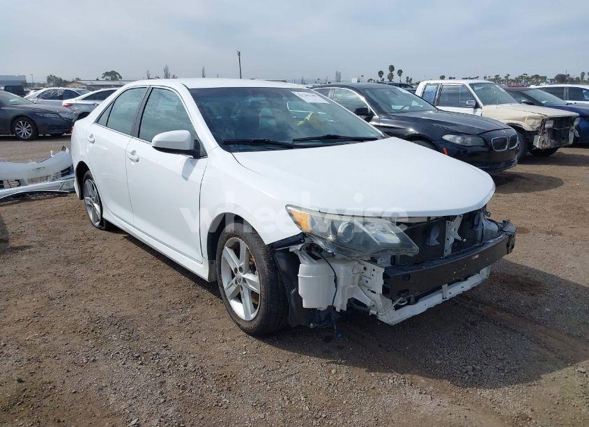 2014 Toyota Camry SE (VIN 4T1BF1FK6EU354784) main photo