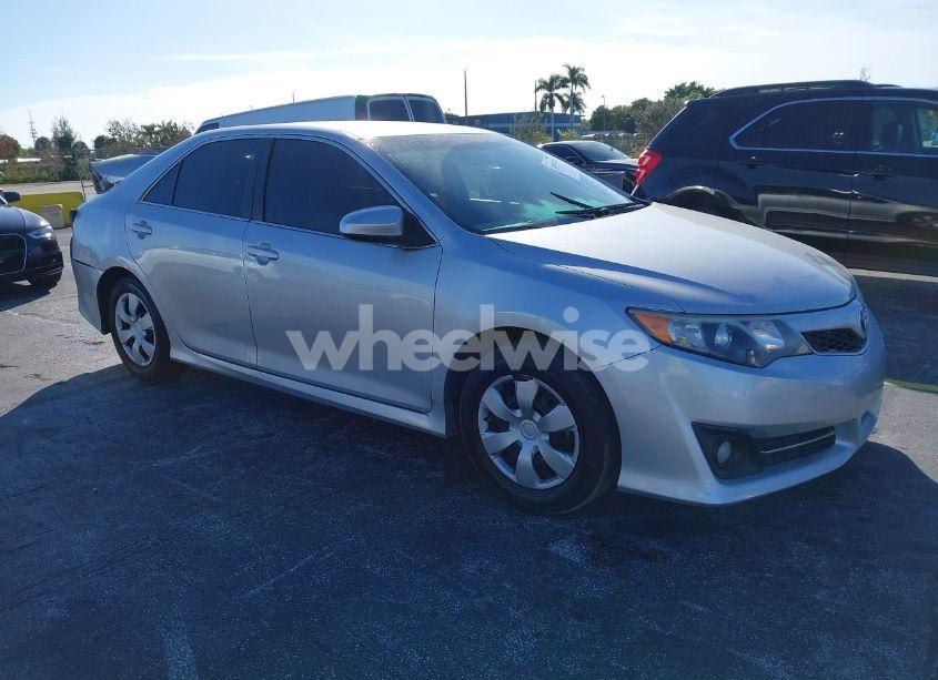 2014 Toyota Camry SE (VIN 4T1BF1FK6EU360701) main photo