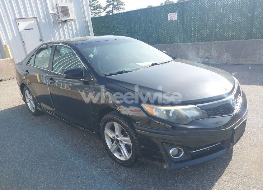 2014 Toyota Camry SE (VIN 4T1BF1FK6EU368880) main photo