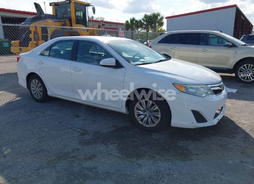 2014 Toyota Camry LE (VIN 4T1BF1FK6EU388630) main photo