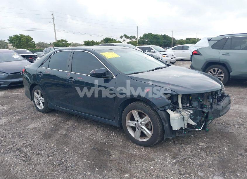2014 Toyota Camry SE (VIN 4T1BF1FK6EU392905) main photo