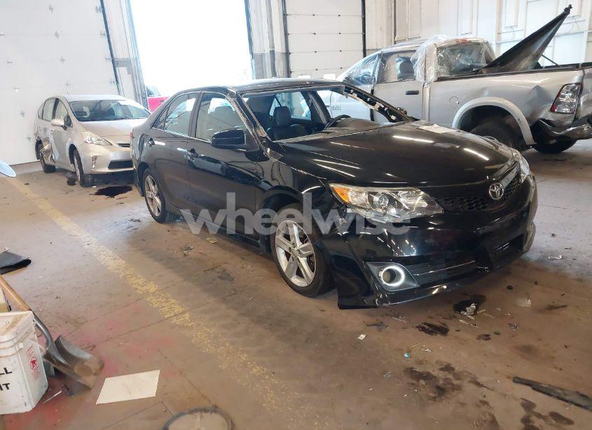 2014 Toyota Camry SE (VIN 4T1BF1FK6EU400548) main photo