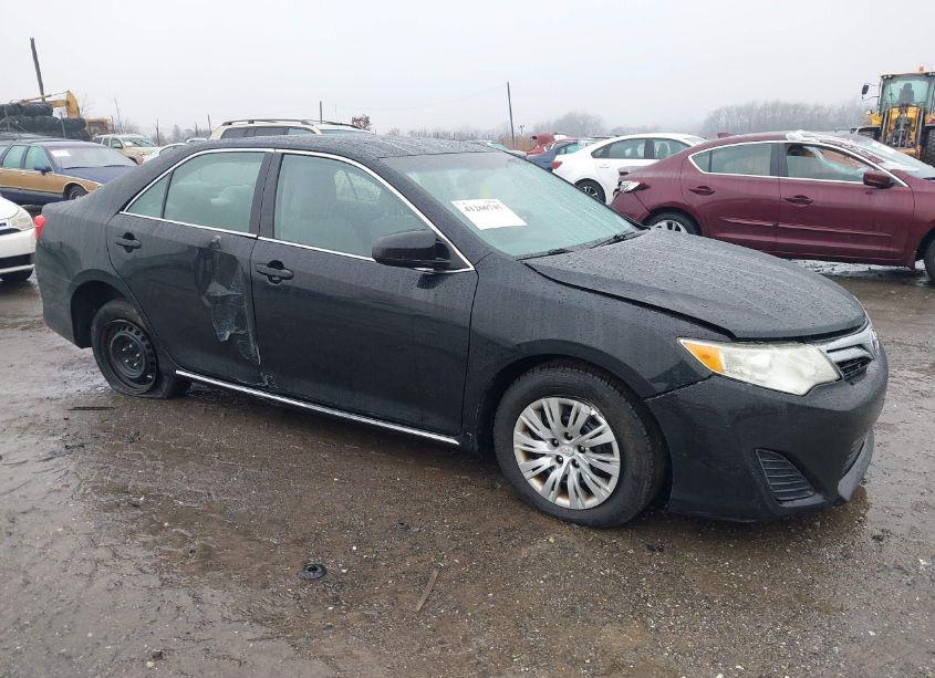 2014 Toyota Camry LE (VIN 4T1BF1FK6EU413400) main photo
