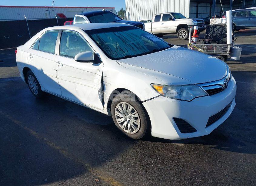 2014 Toyota Camry LE (VIN 4T1BF1FK6EU442038) main photo