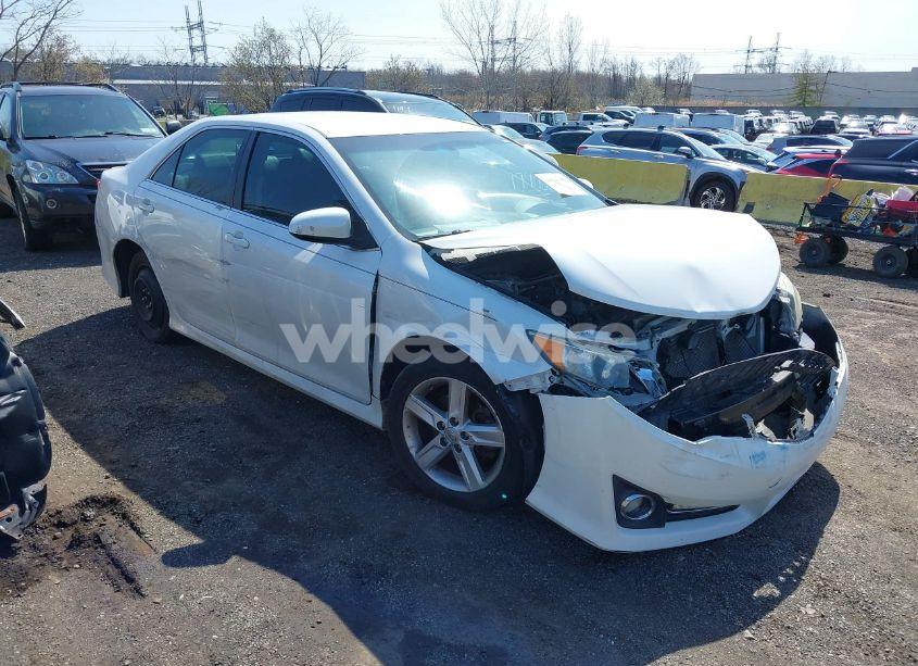 2014 Toyota Camry SE (VIN 4T1BF1FK6EU446445) main photo