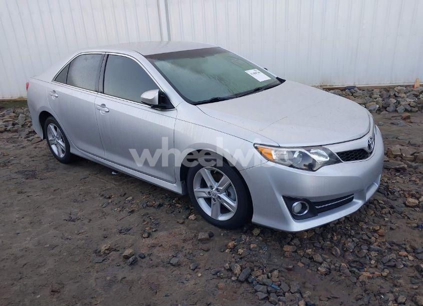2014 Toyota Camry SE (VIN 4T1BF1FK6EU454299) main photo
