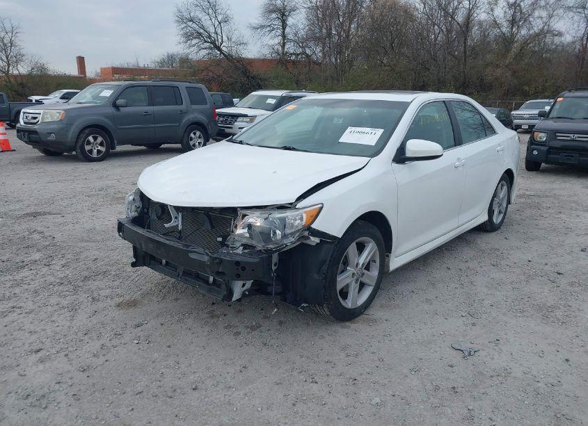 Photo 2 of 2014 Toyota Camry SE (VIN 4T1BF1FK6EU462824)