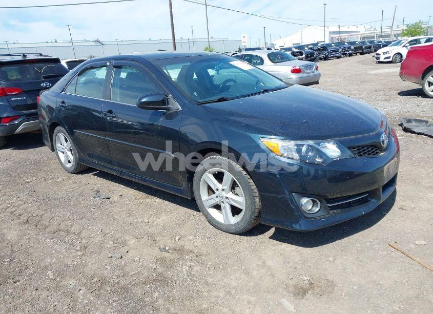 2014 Toyota Camry SE (VIN 4T1BF1FK6EU465125) main photo