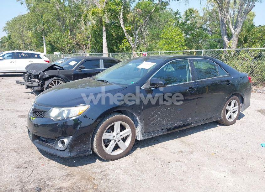 Photo 2 of 2014 Toyota Camry SE (VIN 4T1BF1FK6EU467408)