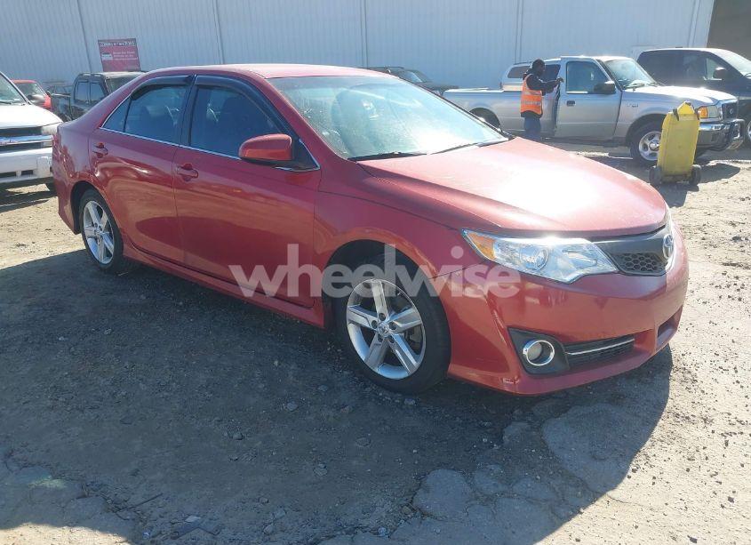 2014 Toyota Camry SE (VIN 4T1BF1FK6EU729928) main photo