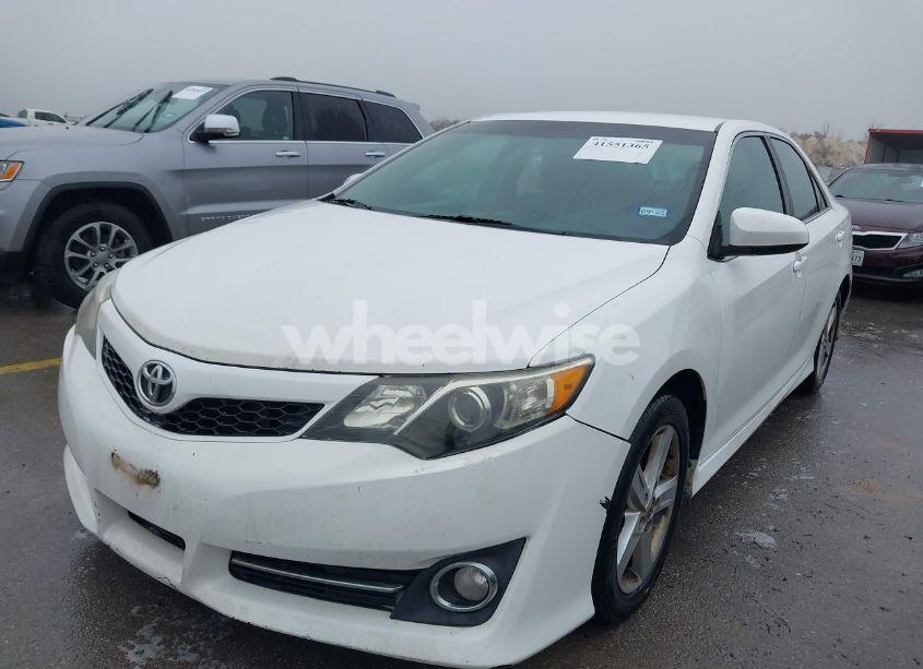 Photo 2 of 2014 Toyota Camry SE (VIN 4T1BF1FK6EU730108)