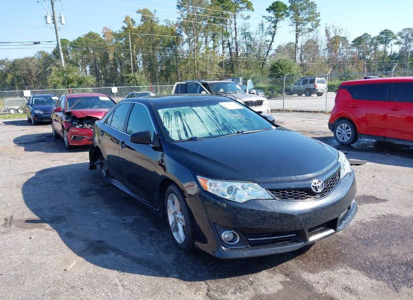 2014 Toyota Camry SE (VIN 4T1BF1FK6EU744672) main photo