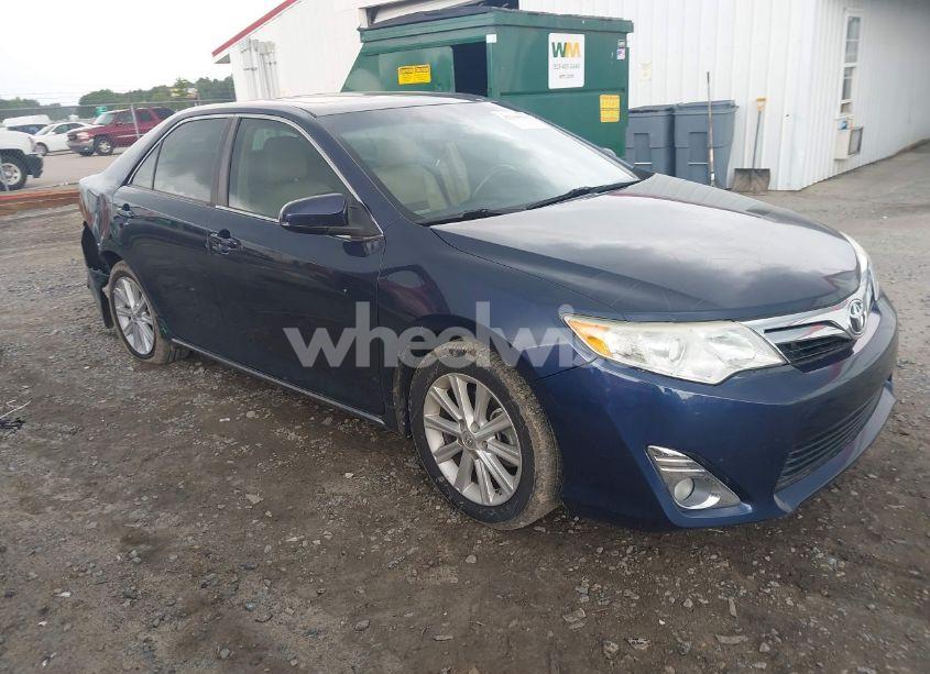 2014 Toyota Camry XLE (VIN 4T1BF1FK6EU836834) main photo