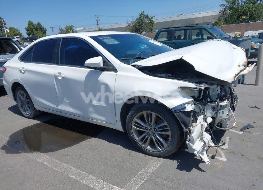 2015 Toyota Camry SE (VIN 4T1BF1FK6FU024435) main photo