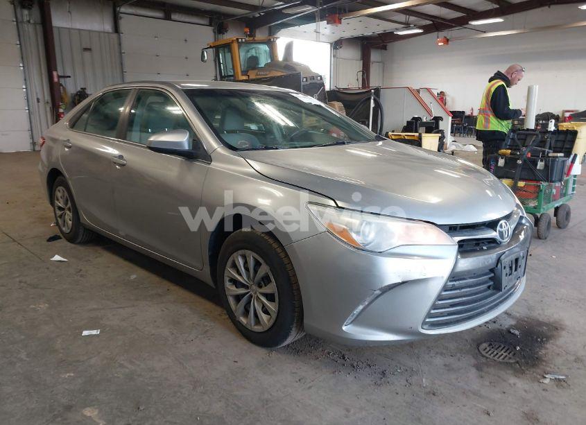 2015 Toyota Camry LE (VIN 4T1BF1FK6FU037721) main photo