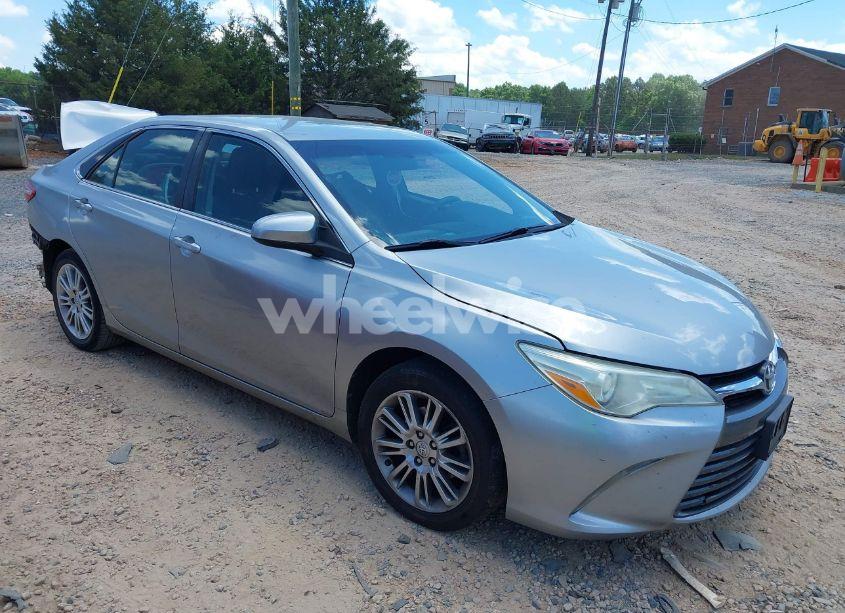 2015 Toyota Camry LE (VIN 4T1BF1FK6FU068970) main photo