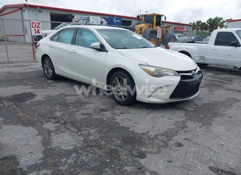 2015 Toyota Camry SE (VIN 4T1BF1FK6FU081797) main photo