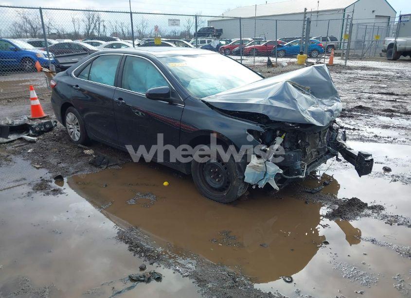 2015 Toyota Camry LE (VIN 4T1BF1FK6FU087793) main photo