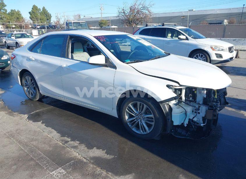 2015 Toyota Camry SE (VIN 4T1BF1FK6FU099717) main photo