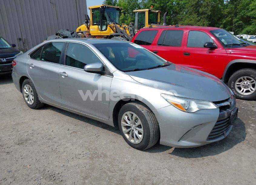 2015 Toyota Camry LE (VIN 4T1BF1FK6FU111722) main photo