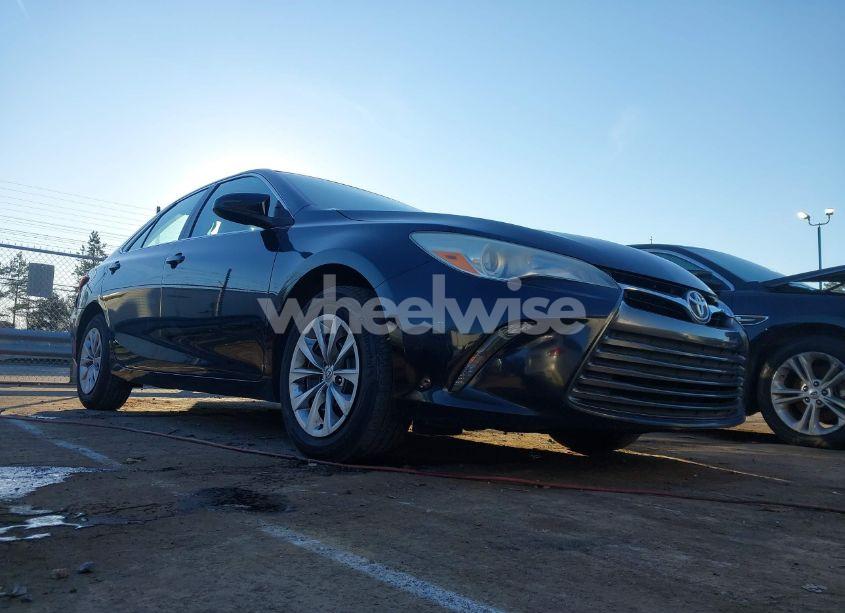 2015 Toyota Camry LE (VIN 4T1BF1FK6FU487532) main photo