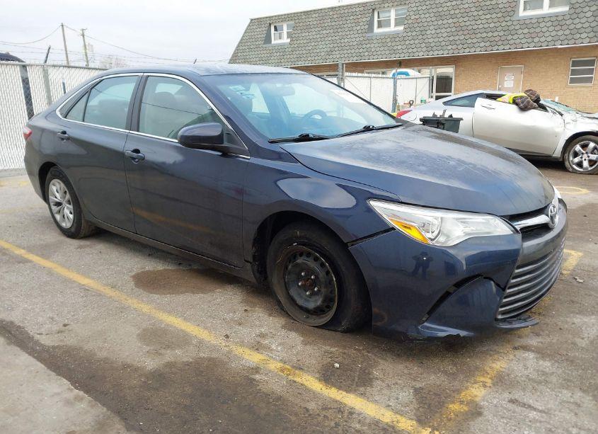 2015 Toyota Camry LE (VIN 4T1BF1FK6FU950009) main photo